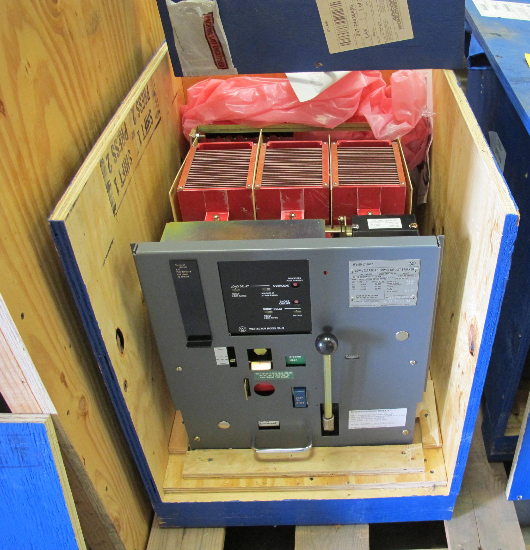 BREAKER, CIRCUIT TYPE, 2000 AMP RATING, 240VAC VOLT RATING, 3 POLE. SHOP ORDER NUMBER 48Y5061, PART # DS-420 (W-44) LOADING & HANDLING FEE $15-